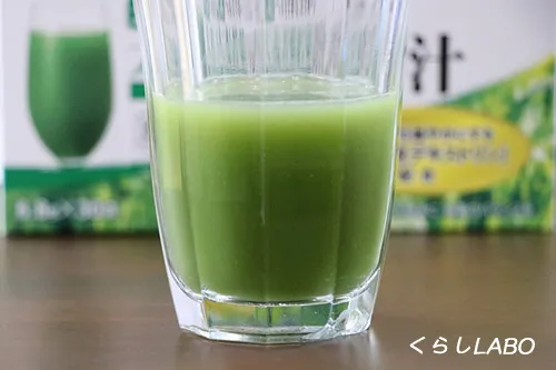 グラスの入れた青汁